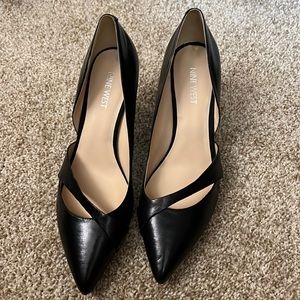 Black pointy toe pump